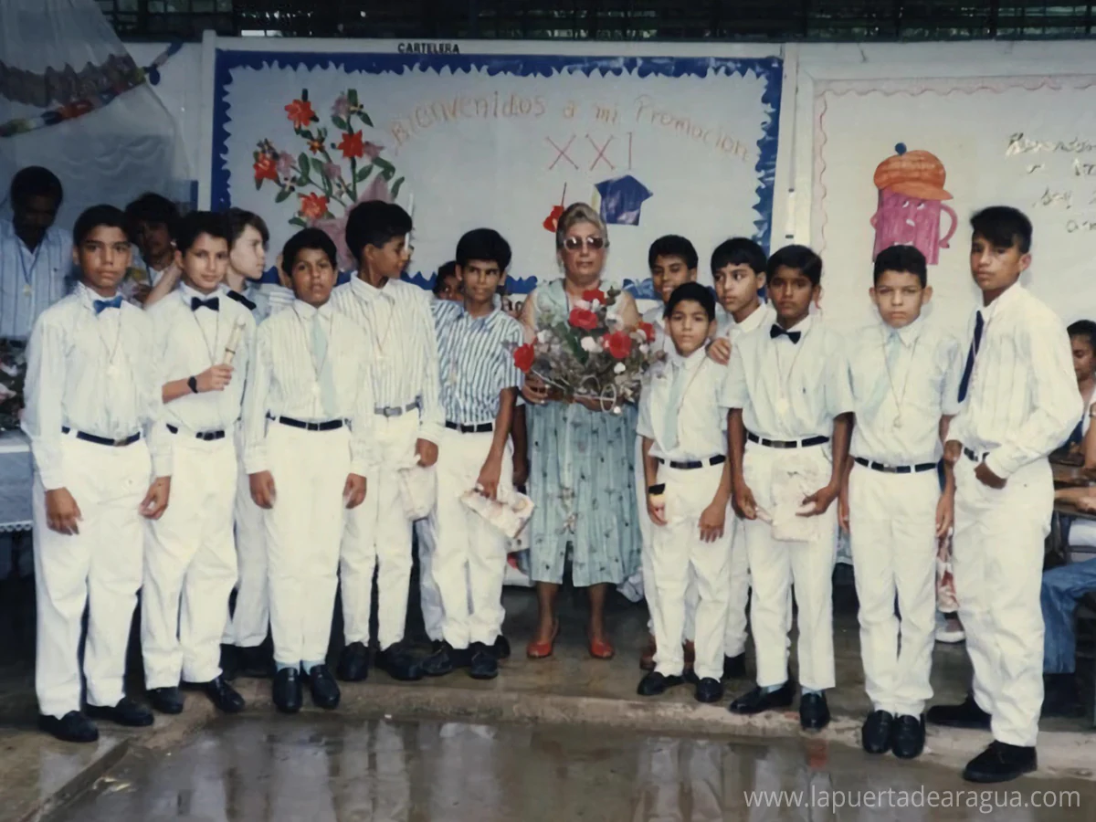 Aurora Delgado, directora y madrina de la promoción de sexto grado de la Escuela Encarnación de Nieves, en 1991, junto a las alumnos de la promoción.