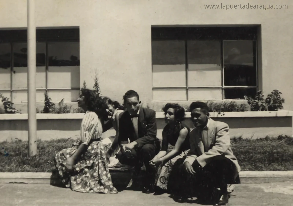 Estudiantes de la Escuela de Formación de Docentes en Rubio, estado Táchira, en 1954. La Maestra Aurora Delgado aparece en el centro, entre dos compañeros de clases.