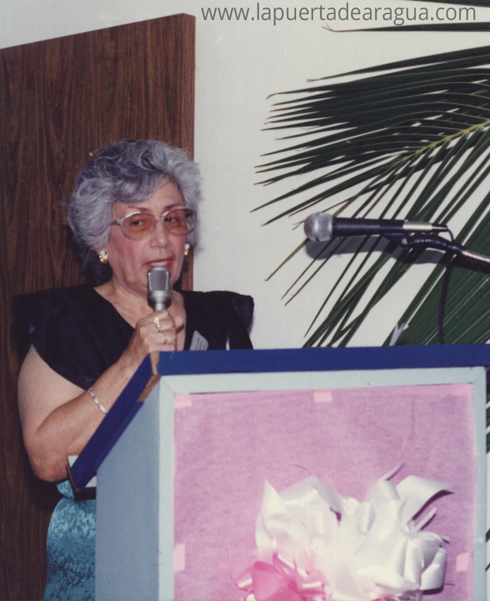 Aurora Delgado, oradora de orden en la Sesión Solemne del Concejo Municipal con motivo del Día del Educador, en 1993.