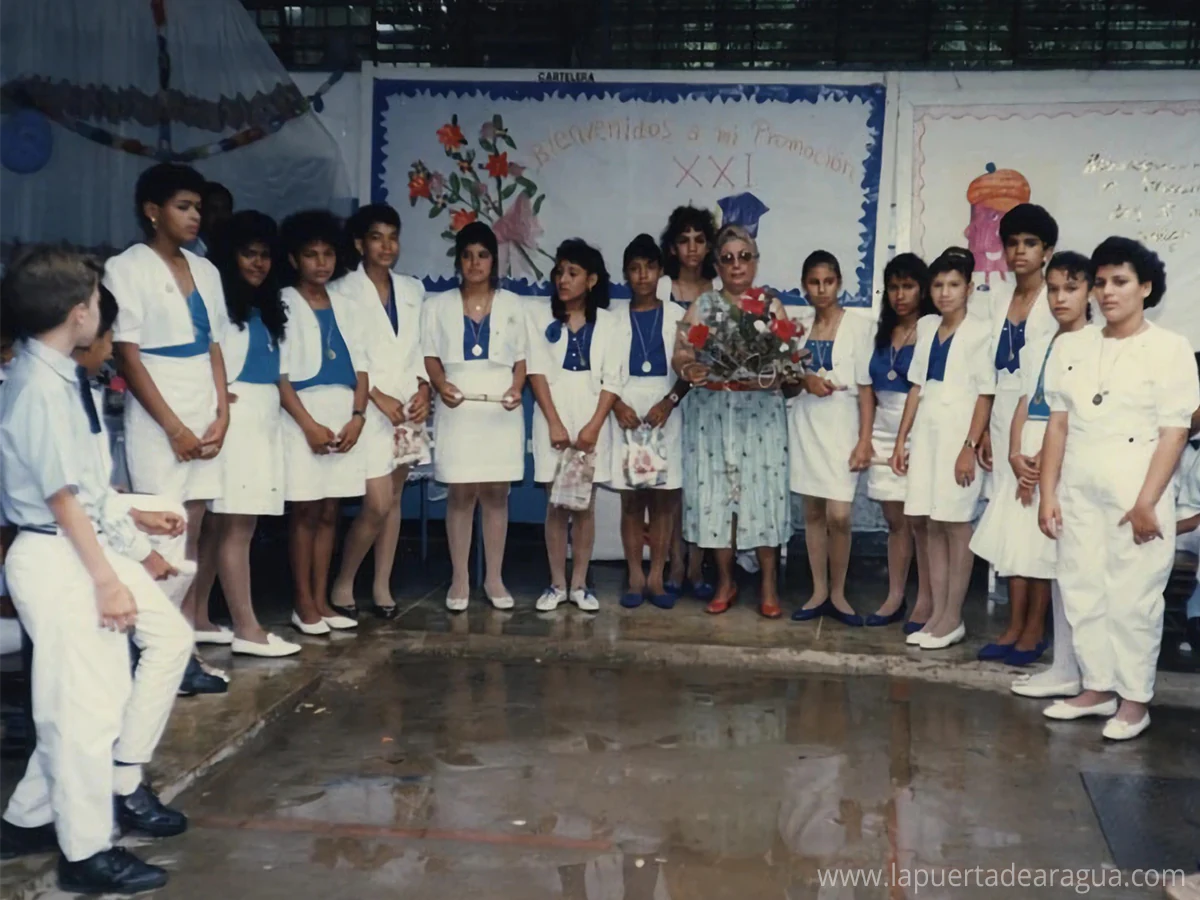 Aurora Delgado, directora y madrina de la promoción de sexto grado de la Escuela Encarnación de Nieves, en 1991, junto a las alumnas de la promoción.