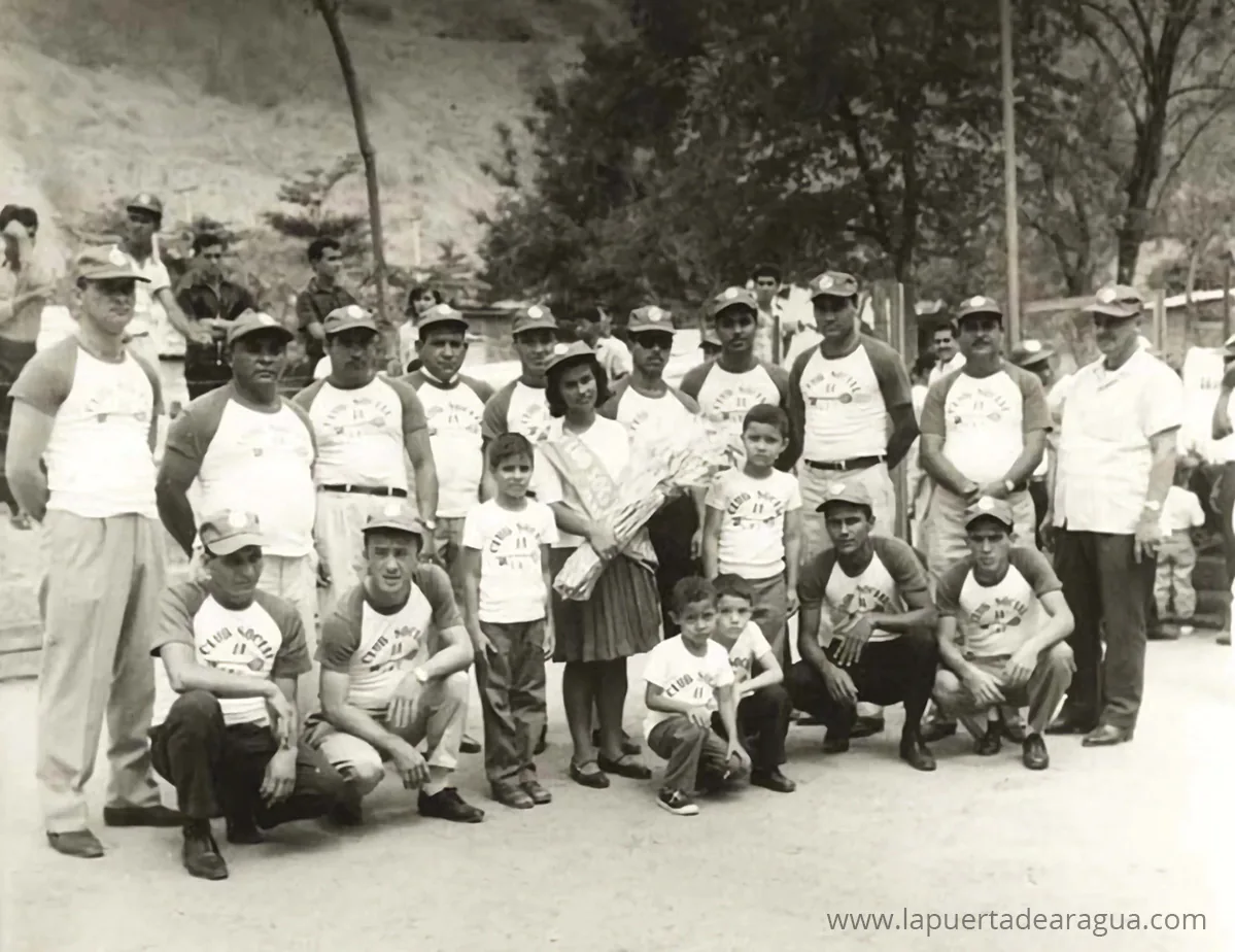Equipo de bolas criollas del Club Las Llaves en una fotografía tomada detrás de Los Palmares, año 1964.