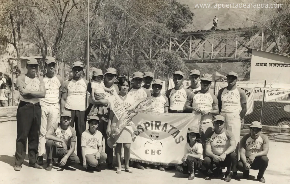 Equipo de bolas criollas Los Piratas de Los Jabillos en el Club Sabaneta, a finales de la