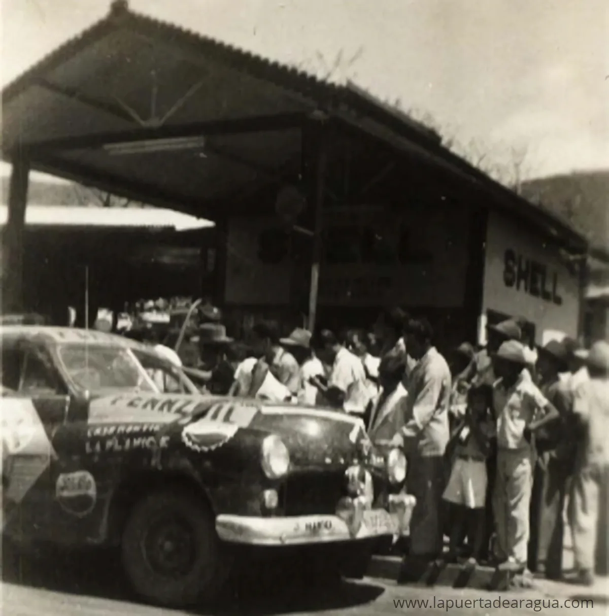 Automóvil participante en la carrera Maracaibo-Caracas abasteciéndose de combustible en Las Tejerías, el 7 de agosto de 1951.