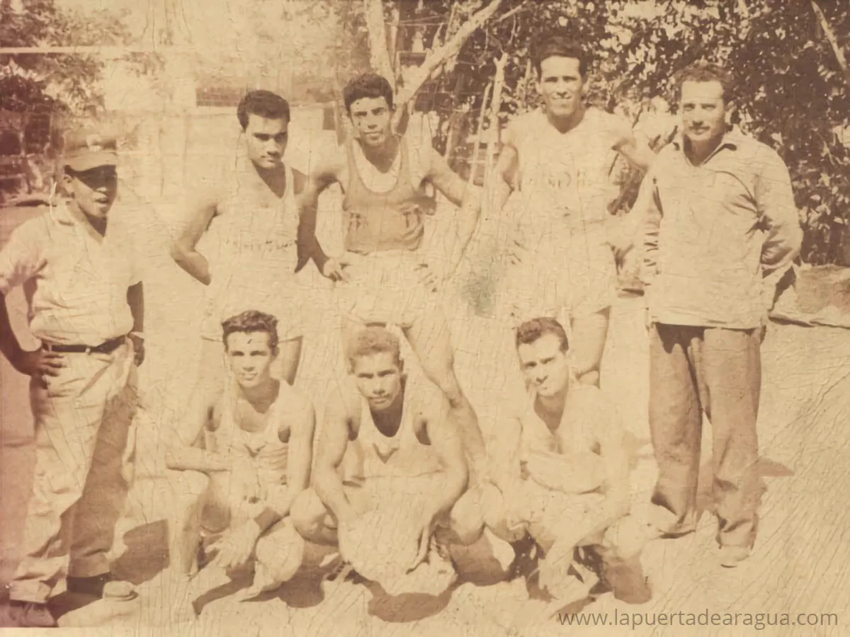 Equipo de voleibol de Las Tejerías durante un juego realizado en Guacara, estado Carabobo, a finales de los años 50.