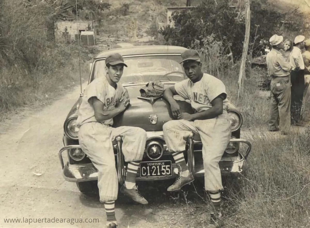 Jugadores del equipo de béisbol Sabaneta de Las Tejerías, Pablo González y Luis Montes de Oca, año 1961.