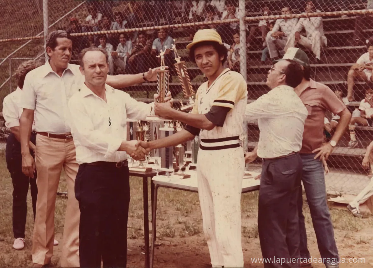 Entrega de trofeos en la liga de béisbol de Las Tejerías a comienzos de los años 80, con Joaquín Sabenca y representantes deportivos.