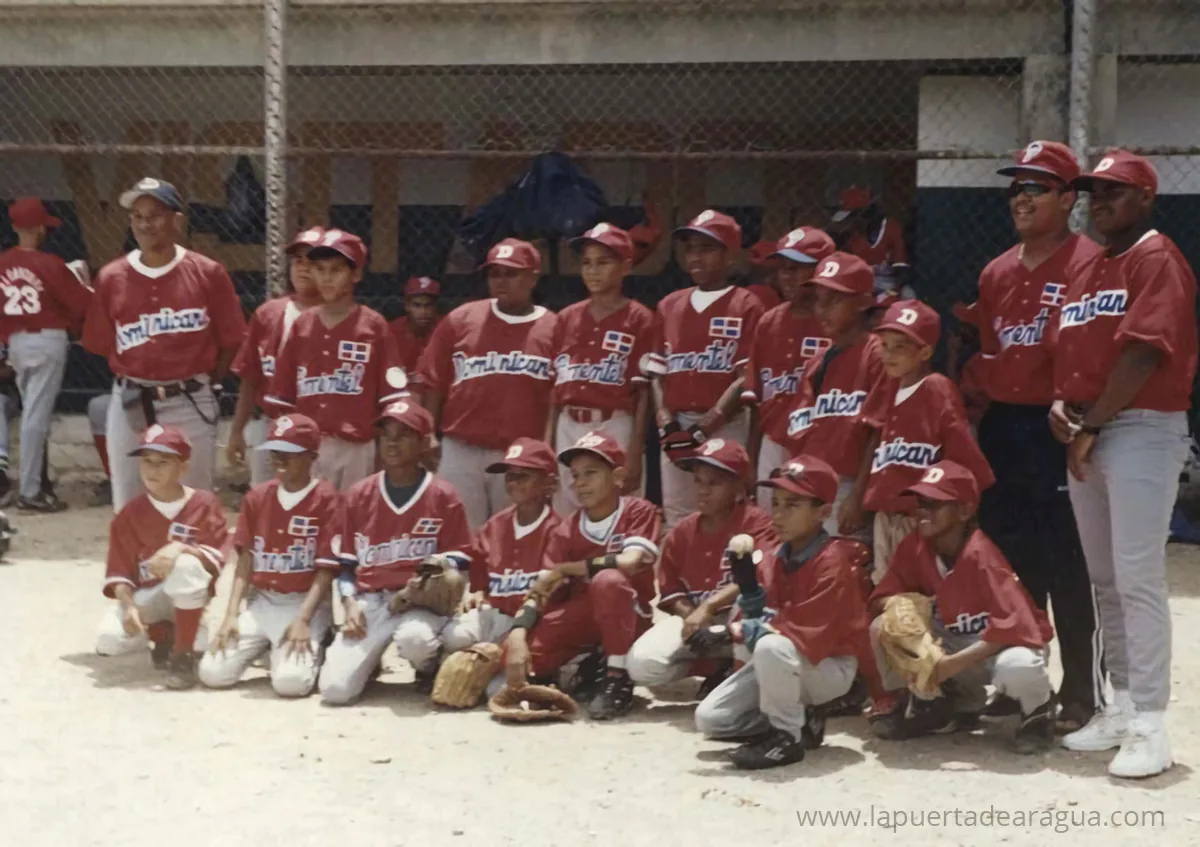 Visita del equipo dominicano de béisbol menor a Las Tejerías a comienzos de los años 2000.