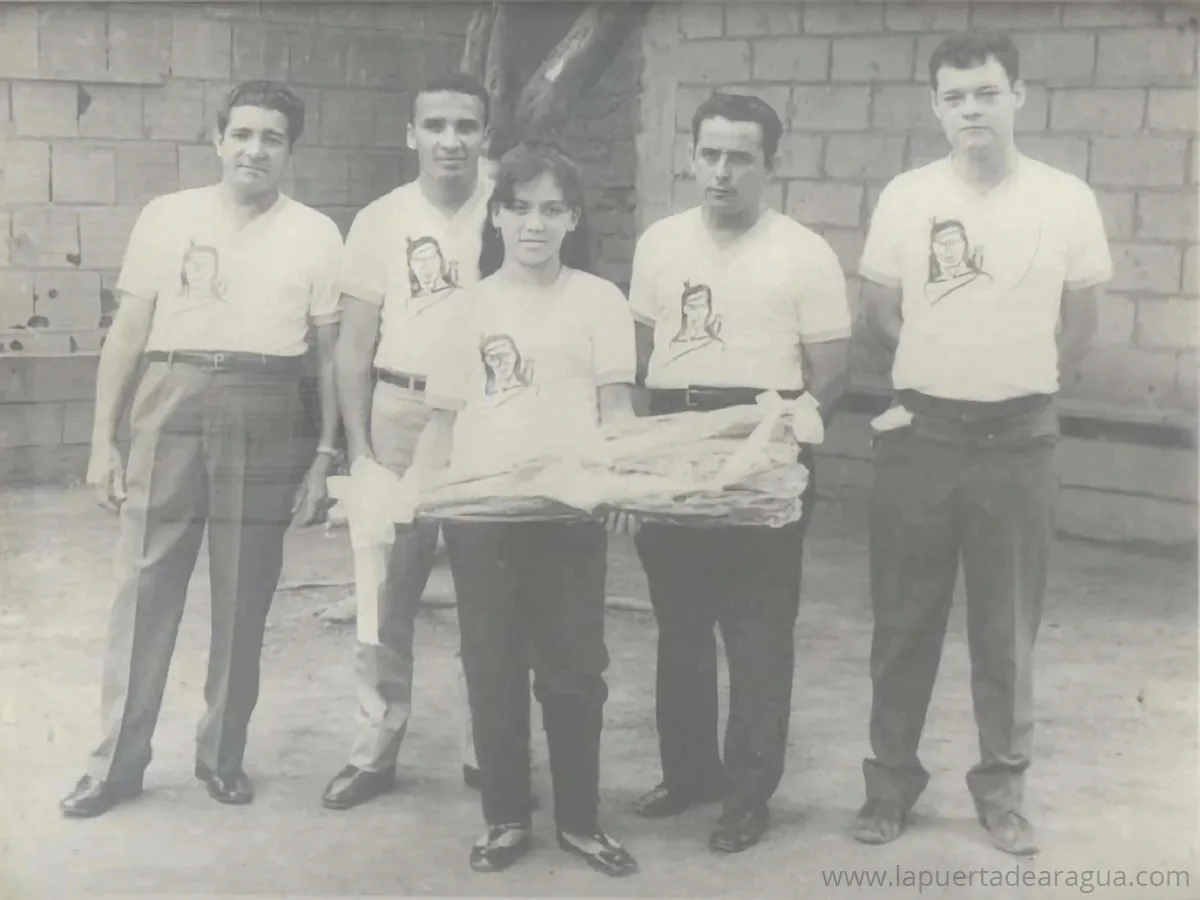 Equipo de bolas criollas Taramaina en el Club Las Llaves de Las Tejerías, año 1968, junto a su madrina Belén Pérez (Belencita).