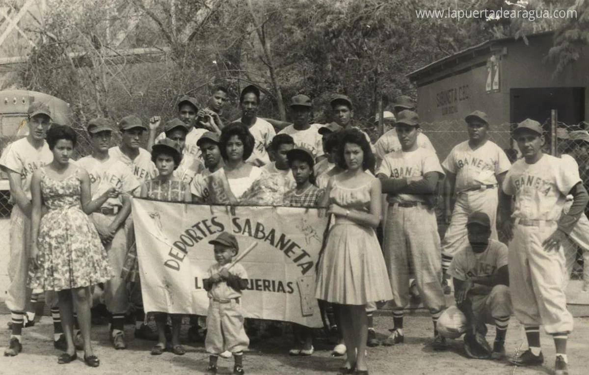 Equipo de béisbol Sabaneta, anteriormente llamado Comercio, a comienzos de los años 60. La fotografía fue tomada cerca del club Sabaneta, junto al matadero, con el antiguo puente del ferrocarril al fondo.