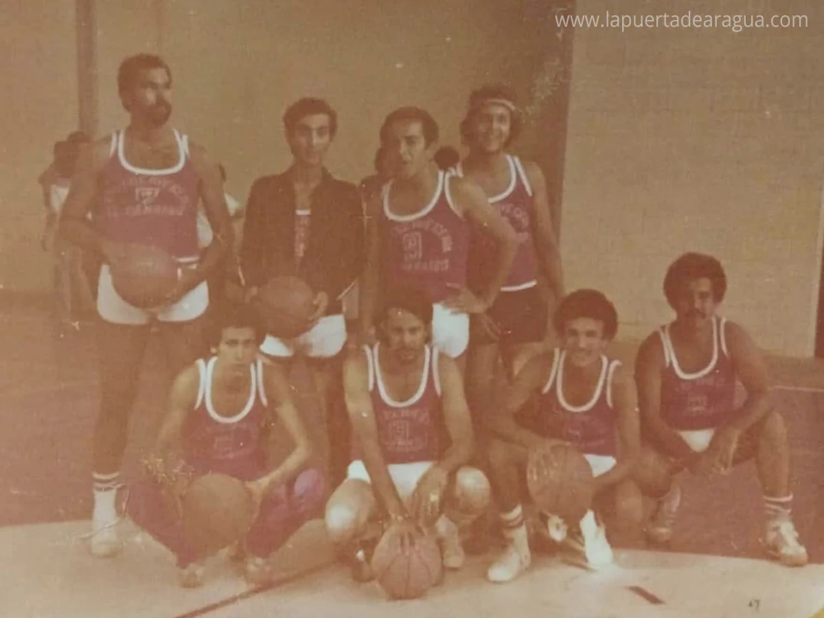 Equipo de básquet Los Halcones de Las Tejerías, años 70, en el Gimnasio Municipal.