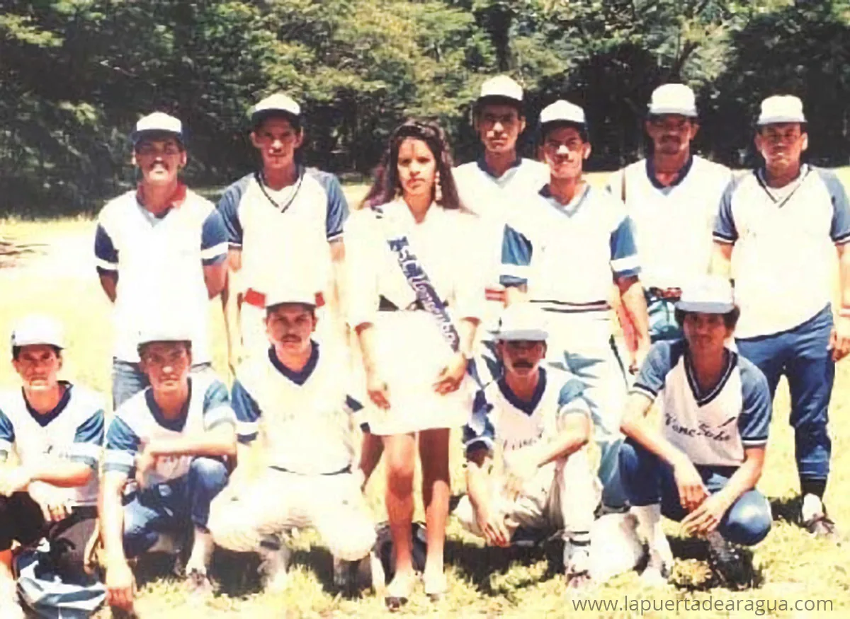 Equipo de béisbol Venecuba de Las Tejerías, con sus jugadores y madrina en una fotografía histórica.
