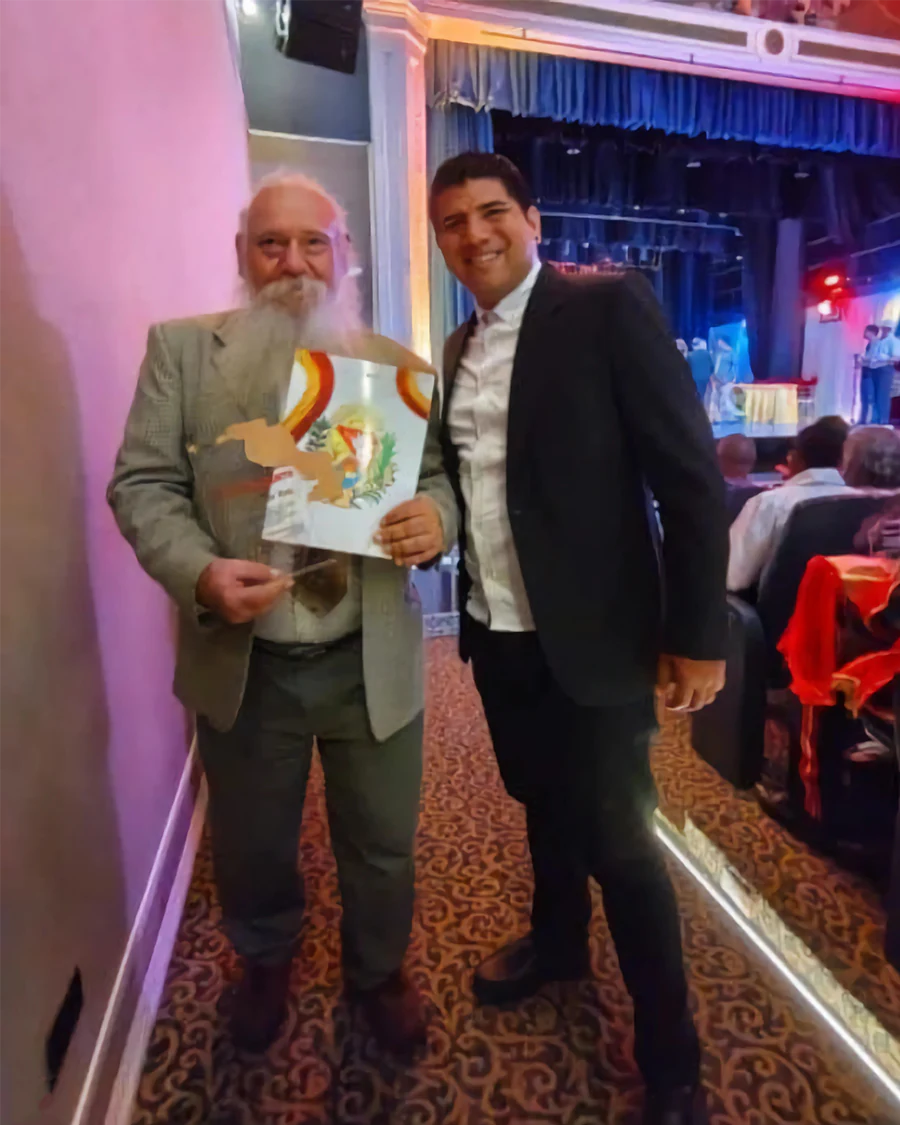 Max Bembo tras recibir el certificado que lo acredita como Patrimonio Cultural del Estado Aragua en el Teatro Ateneo de Maracay.
