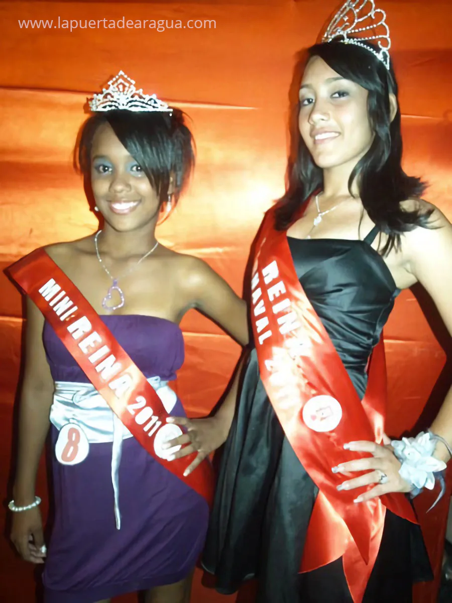 Narcelis Prieto, mini reina de los carnavales de Las Tejerías en 2011, junto a Edualys Barrios, reina de la celebración.
