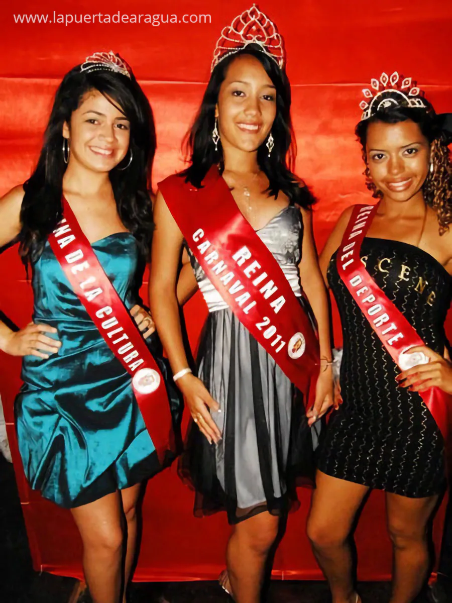 Edualys Barrios, reina de los carnavales de Las Tejerías en 2011, junto a Lisyani Jaspe, reina de la Cultura, y Deymar Mirross Morales, reina del Deporte.