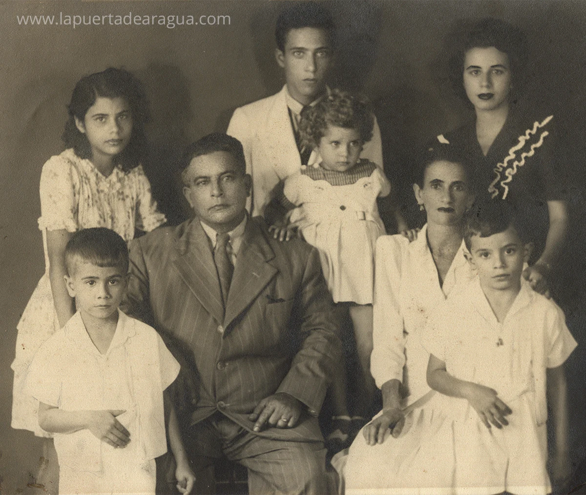 Fotografía familiar de Venancio Rondón junto a su esposa Carmen Crespo y sus hijos Lida, Darío, Aida, Misael, Zafir y Rigoberto